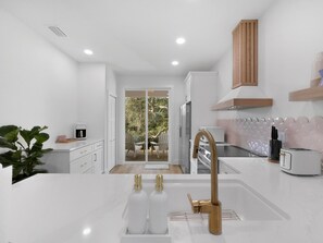 冷蔵庫、電子レンジ、オーブン、コンロ