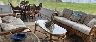 SPECIAL PRICE! Large Comfy Stay Pets Welcome w/Parking Trailers/Bikes/Boats