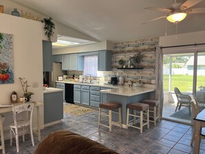 Jääkaappi, mikroaaltouuni, uuni, liesi