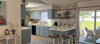 SNOWBIRD SPECIAL-Large Comfy Stay Pets Welcome w/Parking Trailers/Bikes/Boats