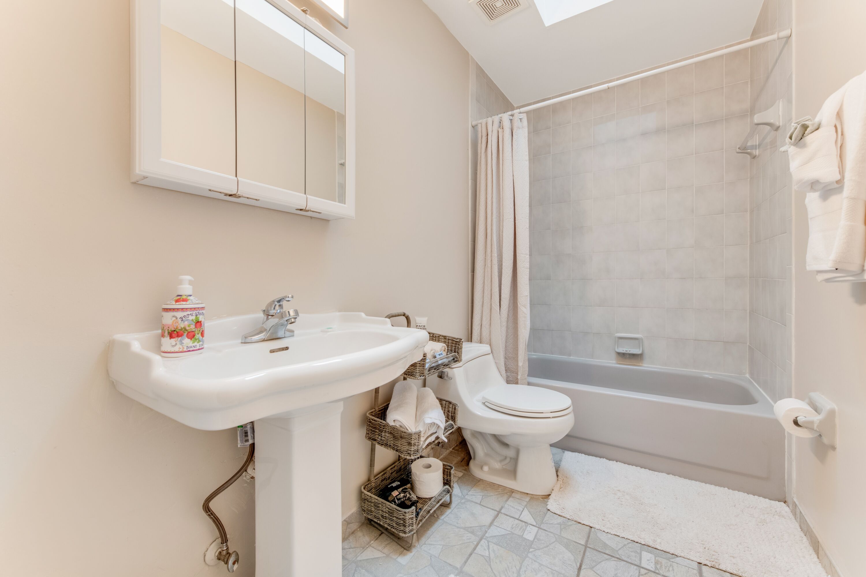Une salle de bain avec un lavabo, des toilettes et une baignoire.
