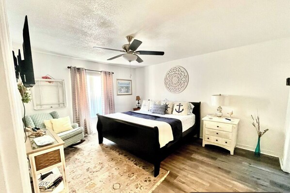 3 makuuhuonetta, työpöytä, silitysrauta/-lauta, Wi-Fi