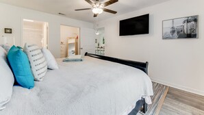 A bedroom with a bed, a ceiling fan, a TV, and a painting on the wall. - Family Welcome-Large Comfy Stay Pets Welcome w/Parking Trailers/Bikes/Boats (Edgewater)
