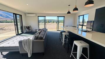 Een televisie en een open haard