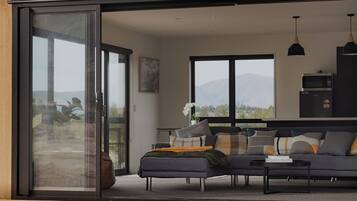 Een televisie en een open haard