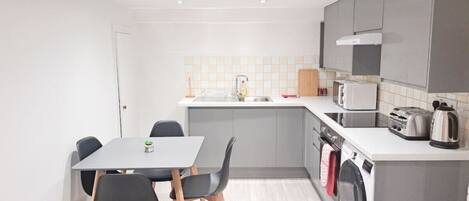 冷蔵庫、電子レンジ、オーブン、コンロ