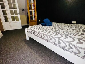 5 bedrooms, iron/ironing board, WiFi, bed sheets