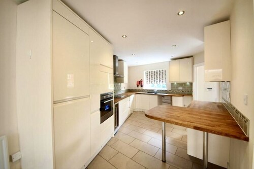 Stunning 5-Bed House in Peterborough, host 15 g