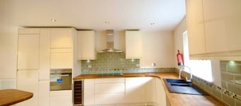 Stunning 5-Bed House in Peterborough, host 15 g