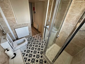 Douche, sèche-cheveux, serviettes fournies