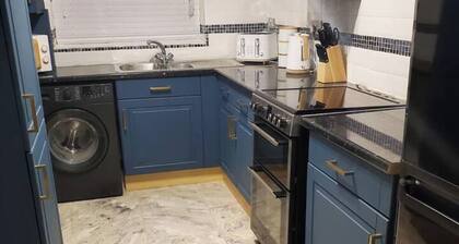 House - Sleeps 5 - Garden - Parking