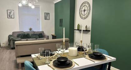 House - Sleeps 5 - Garden - Parking