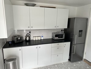 Fridge, microwave, oven, stovetop - 4-Bed House in Enfield- Sleeps 8- Private garden (Enfield)