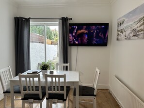 Dining - 4-Bed House in Enfield- Sleeps 8- Private garden (Enfield)