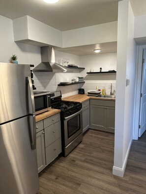 Private kitchen - 1 bed / 1 bath furnished apartment mins from hospitals, sports & airport (Columbus)