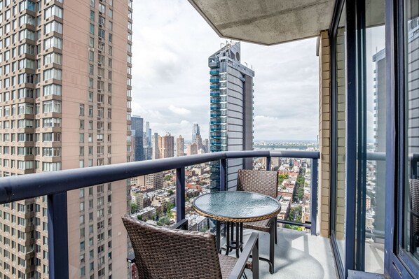 Outdoor dining - Excellent Midtown 2BR w/ Elevator & W/D, nr Entertainment, by Blueground (Midtown)
