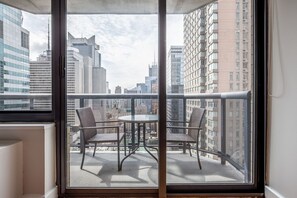 Interior - Excellent Midtown 2BR w/ Elevator & W/D, nr Entertainment, by Blueground (Midtown)
