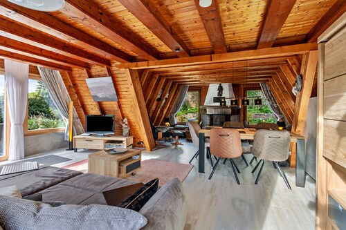 Holiday Home 'Villa Natura' with Mountain View, Terrace, Garden & Wi-Fi