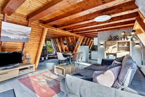 TV, fireplace - Holiday Home 'Villa Natura' with Mountain View, Terrace, Garden & Wi-Fi (Meschede)