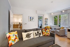 TV, DVD player, stereo - Apartment "Stadt Land Fluss Plus" with Private Terrace and Wi-Fi (Arnsberg)