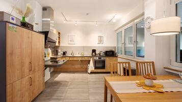 Een koelkast, een microgolfoven, een oven, een kookplaat