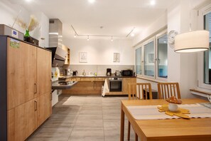 Fridge, microwave, oven, stovetop - Apartment "Stadt Land Fluss Plus" with Private Terrace and Wi-Fi (Arnsberg)