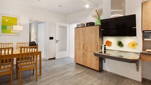 Una cocina moderna con armarios de madera, un microondas negro y un salpicadero de vidrio.