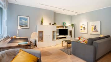 Una televisión, un reproductor de DVD, un reproductor estéreo