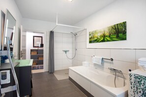 Badewanne, kostenlose Toilettenartikel, Haartrockner, Handtücher
