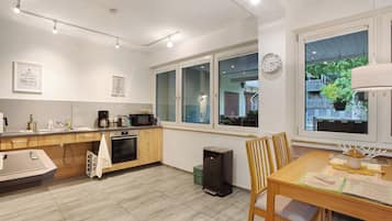 Refrigerador, microondas, horno, placa de cocina