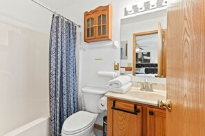 Hair dryer, towels, soap, shampoo - Oasis: Your Beautiful Single-family Home (Columbus)