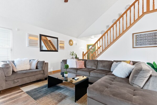 Smart TV, ping pong - Oasis: Your Beautiful Single-family Home (Columbus)