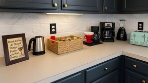 コーヒー / ティーメーカー、冷蔵庫、電子レンジ、オーブン
