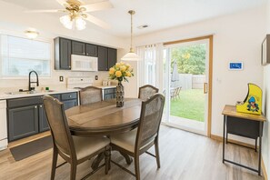 Fridge, microwave, oven, stovetop - Oasis: Your Beautiful Single-family Home (Columbus)