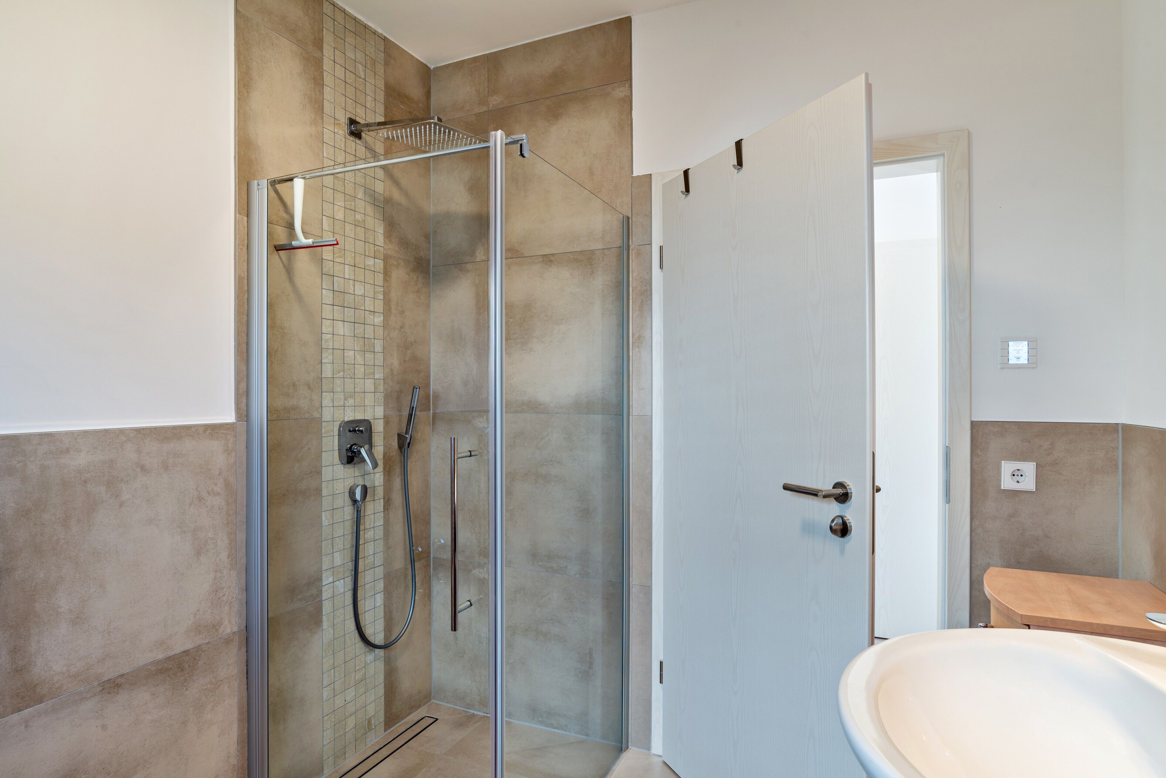 Douche, sèche-cheveux, serviettes fournies