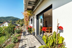 Outdoor dining - Holiday Apartment "Rennbachtal" with Private Terrace, Shared Garden & Wi-Fi (Bad Herrenalb)