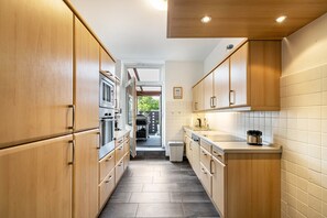 Køleskab, mikrobølgeovn, ovn, kogeplade