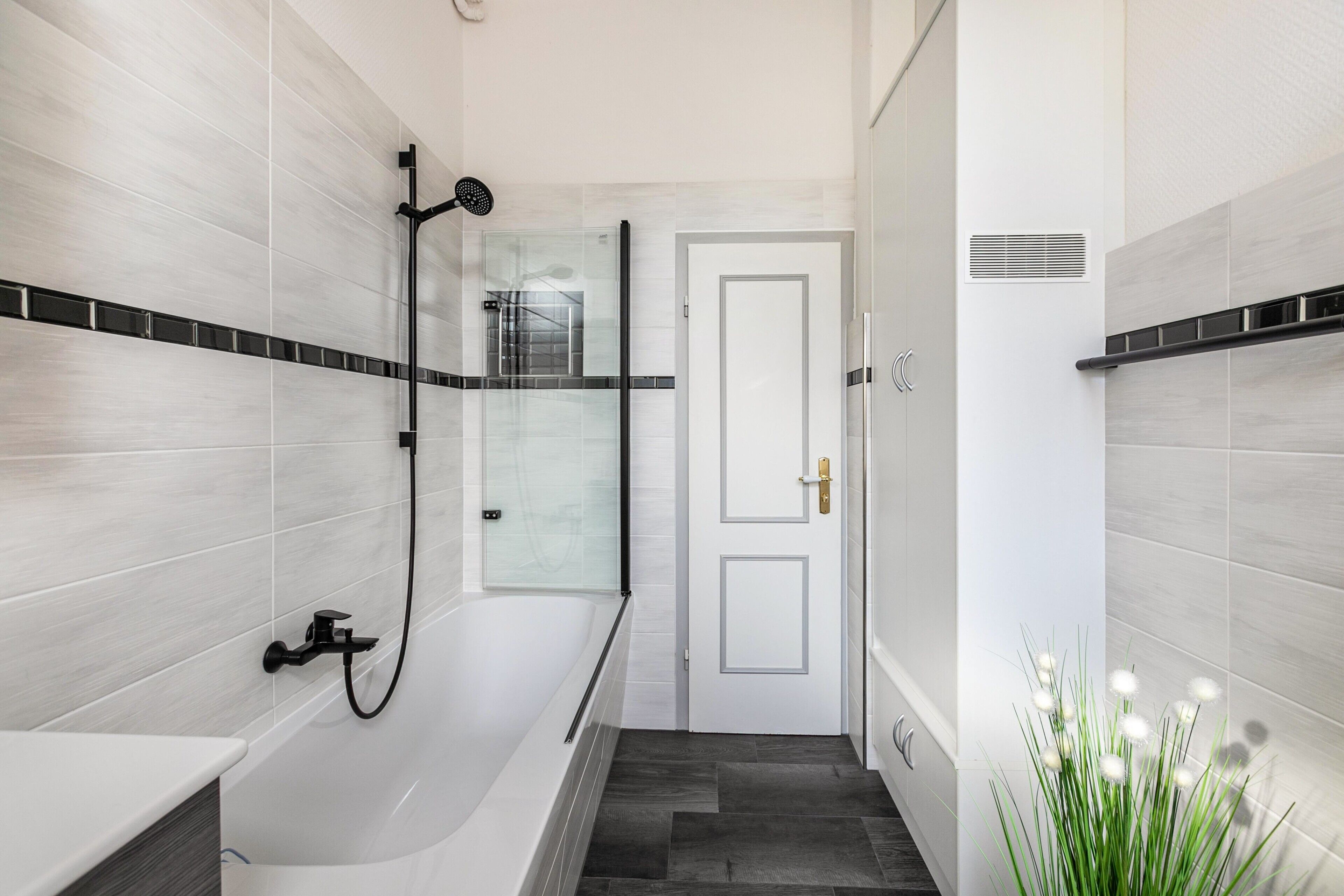 Badewanne, Haartrockner, Handtücher