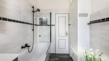 Badewanne, Haartrockner, Handtücher