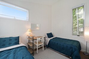 3 habitaciones, escritorio, tabla de planchar con plancha y wifi gratis 