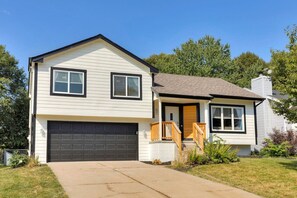 Exterior - Gem in West Dsm | 4BD/3BA Home | Perfect Location (West Des Moines)