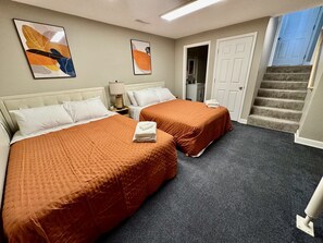 4 chambres, bureau, fer et planche à repasser, lit parapluie