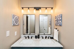 Sèche-cheveux, serviettes fournies