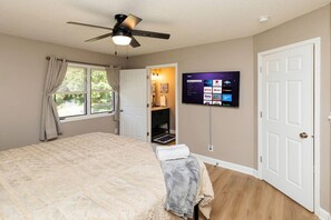 Desk, iron/ironing board, travel cot, free WiFi - Gem in West Dsm | 4BD/3BA Home | Perfect Location (West Des Moines)