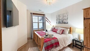 7 bedrooms, iron/ironing board, WiFi (free), bed sheets - SKI IN/OUT- Pool table, hot tub, A+ kitchen, 7 bedrooms->4 kings+custom kid rms! (Snowshoe)