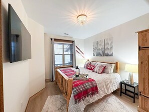 7 bedrooms, iron/ironing board, free WiFi, bed sheets - SKI IN/OUT- Pool table, hot tub, A+ kitchen, 7 bedrooms->4 kings+custom kid rms! (Snowshoe)