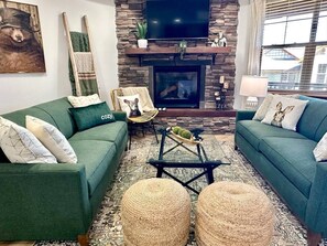 Smart TV, fireplace, video games - SKI IN/OUT- Pool table, hot tub, A+ kitchen, 7 bedrooms->4 kings+custom kid rms! (Snowshoe)