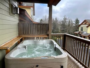 Outdoor spa tub - SKI IN/OUT- Pool table, hot tub, A+ kitchen, 7 bedrooms->4 kings+custom kid rms! (Snowshoe)
