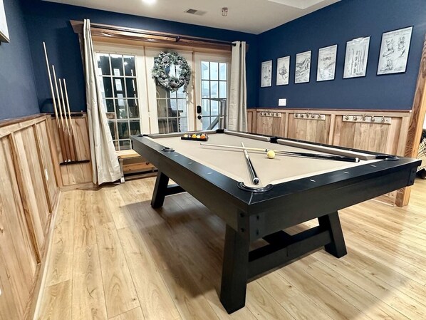 Game room - SKI IN/OUT- Pool table, hot tub, A+ kitchen, 7 bedrooms->4 kings+custom kid rms! (Snowshoe)