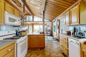 Fridge, microwave, oven, stovetop - Stunning artist's retreat with ocean view & amazing deck, near Reid State Park (Georgetown)